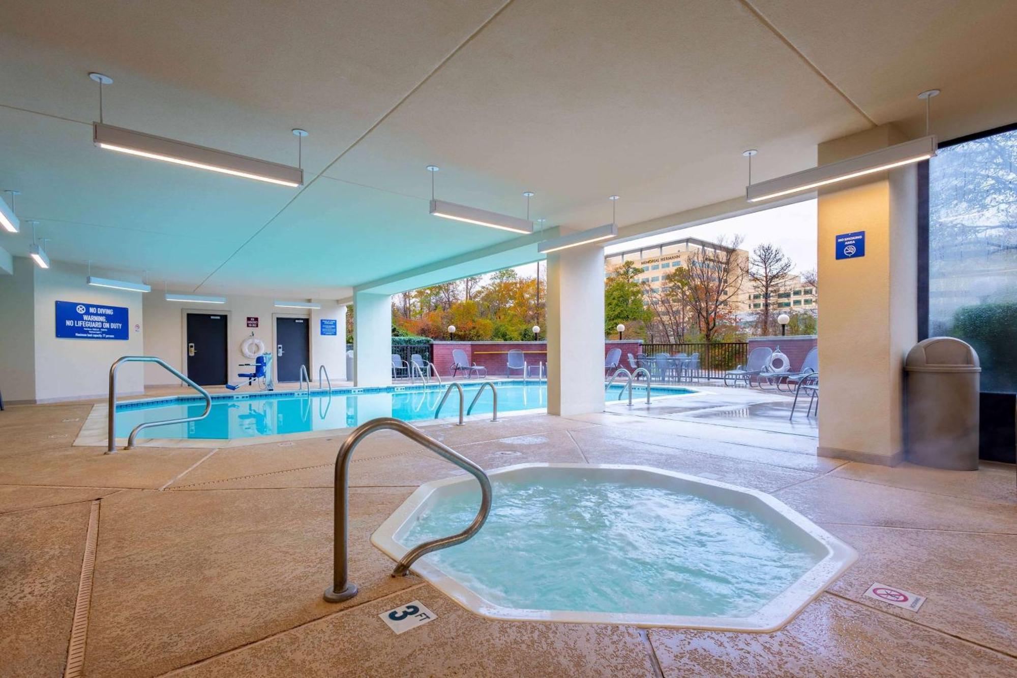 Heritage Inn & Suites The Woodlands, Trademark By Wyndham Bagian luar foto